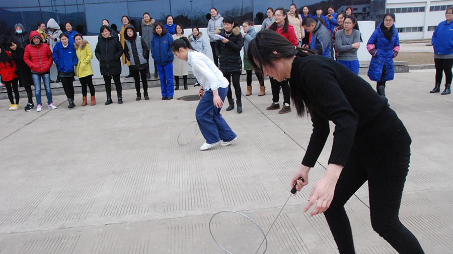 放松心情 做快樂(lè)女性——公司開(kāi)展慶祝“三八節(jié)”女工趣味活動(dòng)