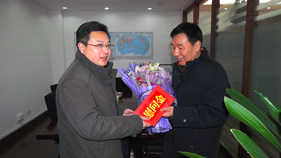 區(qū)黨工委副書記、管委會常務副主任商振江前來德源走訪慰問